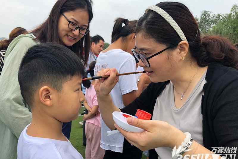 大楊 合肥市大楊中心小學(xué)開(kāi)學(xué)典禮 老師身穿漢服教孩子行“大禮”