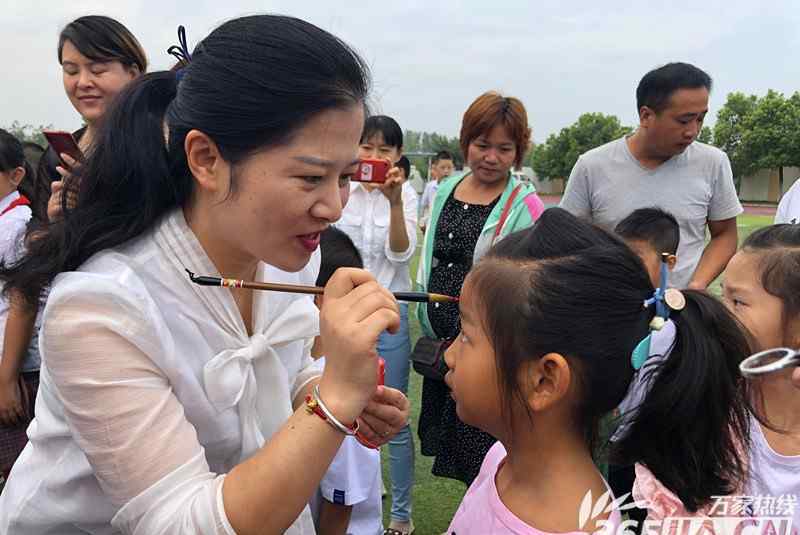 大楊 合肥市大楊中心小學(xué)開(kāi)學(xué)典禮 老師身穿漢服教孩子行“大禮”