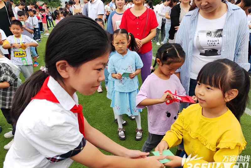 大楊 合肥市大楊中心小學(xué)開(kāi)學(xué)典禮 老師身穿漢服教孩子行“大禮”