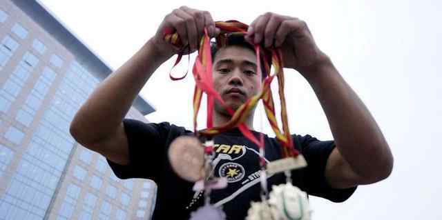 體操冠軍街頭賣藝 當年的體操冠軍張尚武，退役后竟賣藝乞討，他的現(xiàn)狀有改觀嗎？