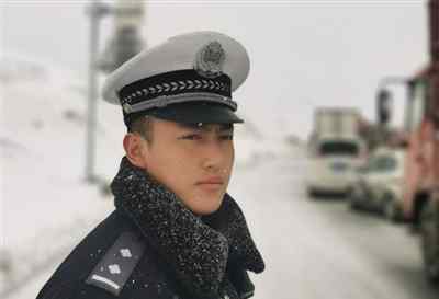 折多山上被凍成“雪雕”的交警找到了！他是一位24歲藏族帥小伙