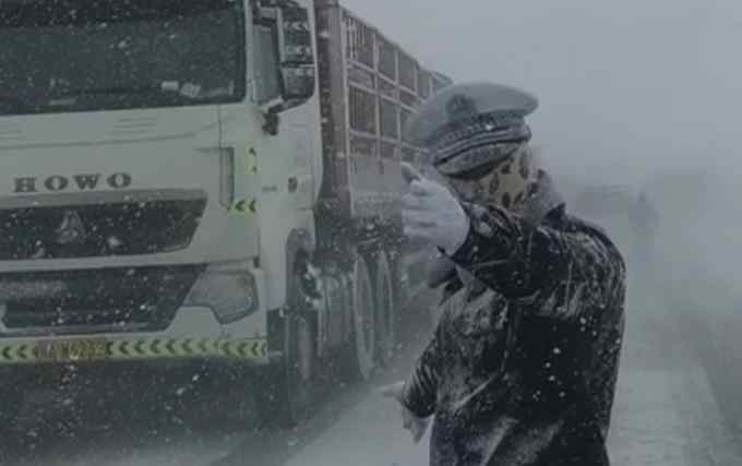 折多山大雪中被凍成“雪雕交警”找到了 帥小伙這句話太贊了！