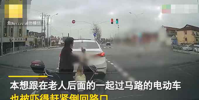 老人騎電動車“鬼探頭”被車撞飛 準(zhǔn)備跟行后車被嚇倒回路口！