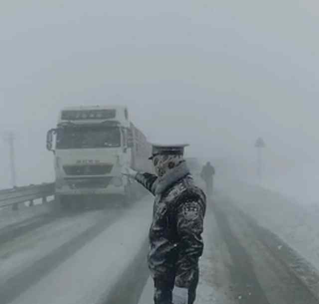 大雪中被凍成雪雕交警是個帥小伙 網(wǎng)友：帥哥都上交國家了 到底什么情況呢？