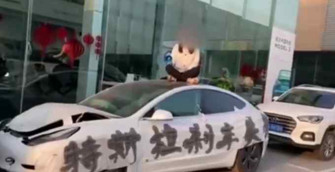 剎車失靈致追尾 特斯拉女車主坐車頂維權！店方：客戶拒絕檢測