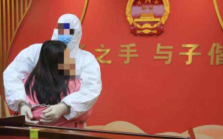 男子戴手銬與妻子登記結(jié)婚 妻子給他擁抱！網(wǎng)友：法律之外有人情