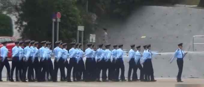 香港警員這個正步 對味！解放軍駐港部隊教授 網(wǎng)友直呼帥氣