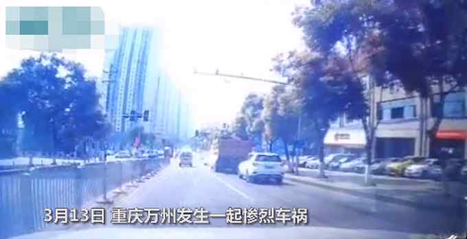 重慶一轎車被兩大貨車前后夾擊 撞成鐵餅