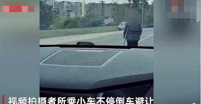 最少要給10塊？8旬老太拄拐上國道攔車乞討 討來的錢用于賭博