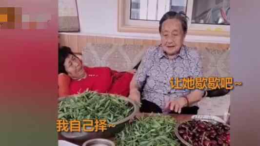 92歲媽媽包餃子讓72歲女兒休息 有媽的孩子像個寶