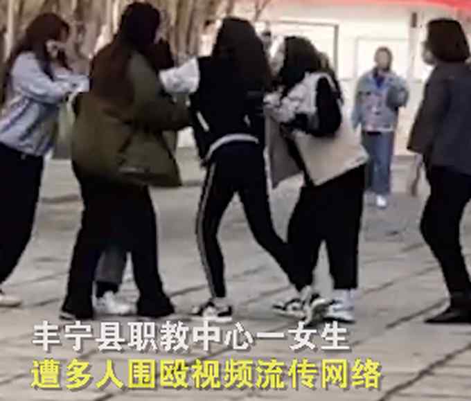 畫(huà)面曝光！女生校內(nèi)遭4名女生掌摑圍毆 警方通報(bào)：打人者已被行政拘留