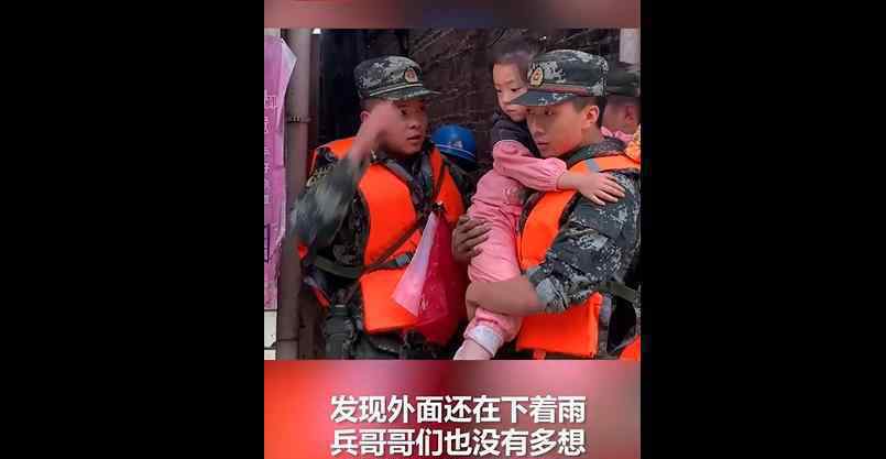 小朋友踮腳給滿手泥的兵哥哥喂水 這是什么神仙的官民一家親啊