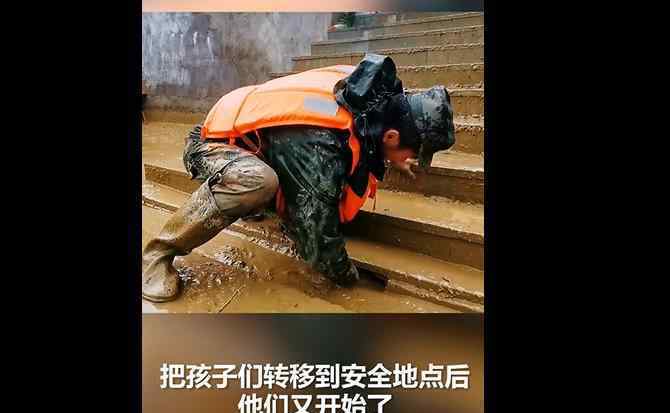 小朋友踮腳給滿手泥的兵哥哥喂水 這是什么神仙的官民一家親啊