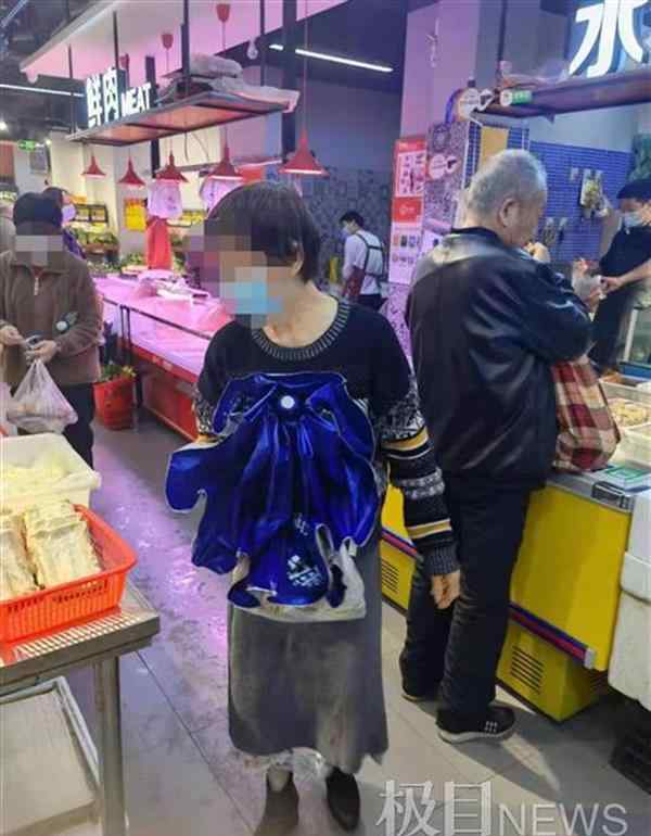 女子將12萬現(xiàn)金扔超市轉(zhuǎn)身就走 稱“全給店員” 接下來更讓人匪夷所思！