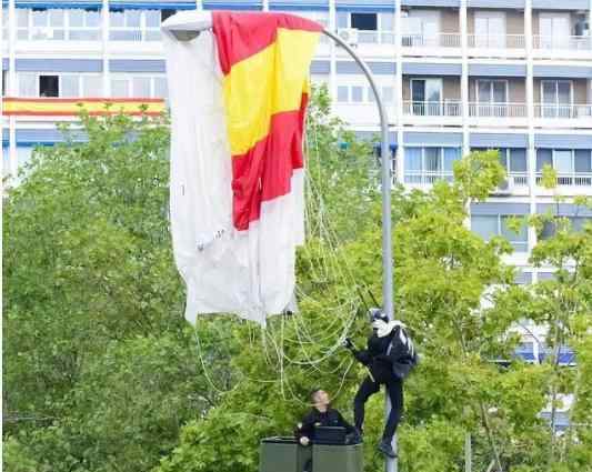 西班牙國慶日閱兵 尷尬一傘兵被路燈掛住