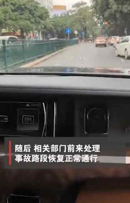 南寧電動(dòng)車夾縫中撞上勞斯萊斯 車主倒地？交警回應(yīng)