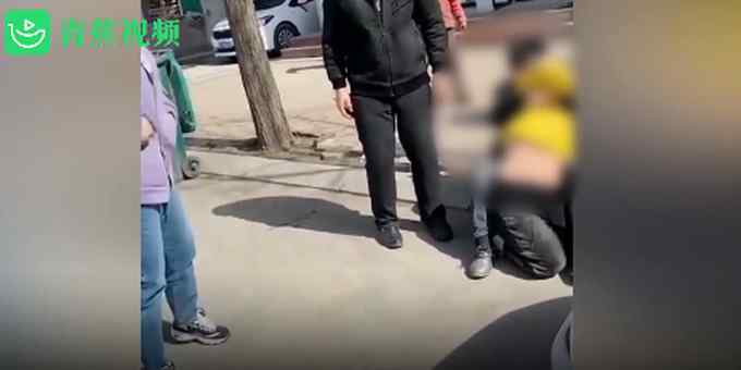 遼寧女子當(dāng)街被一男子緊抱不放 高呼“我不認(rèn)識他”！警方：男子患精神疾病