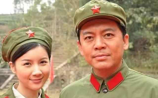 何政軍的妻子 國(guó)家一級(jí)演員何政軍，妻子原來是她，難怪很幸福