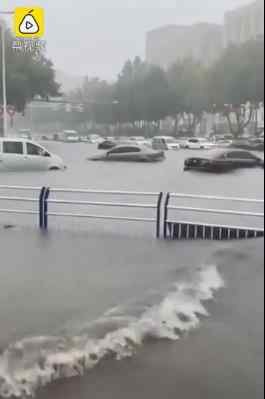 青島街面積水成河汽車漂浮 暴雨預警!場面駭人!