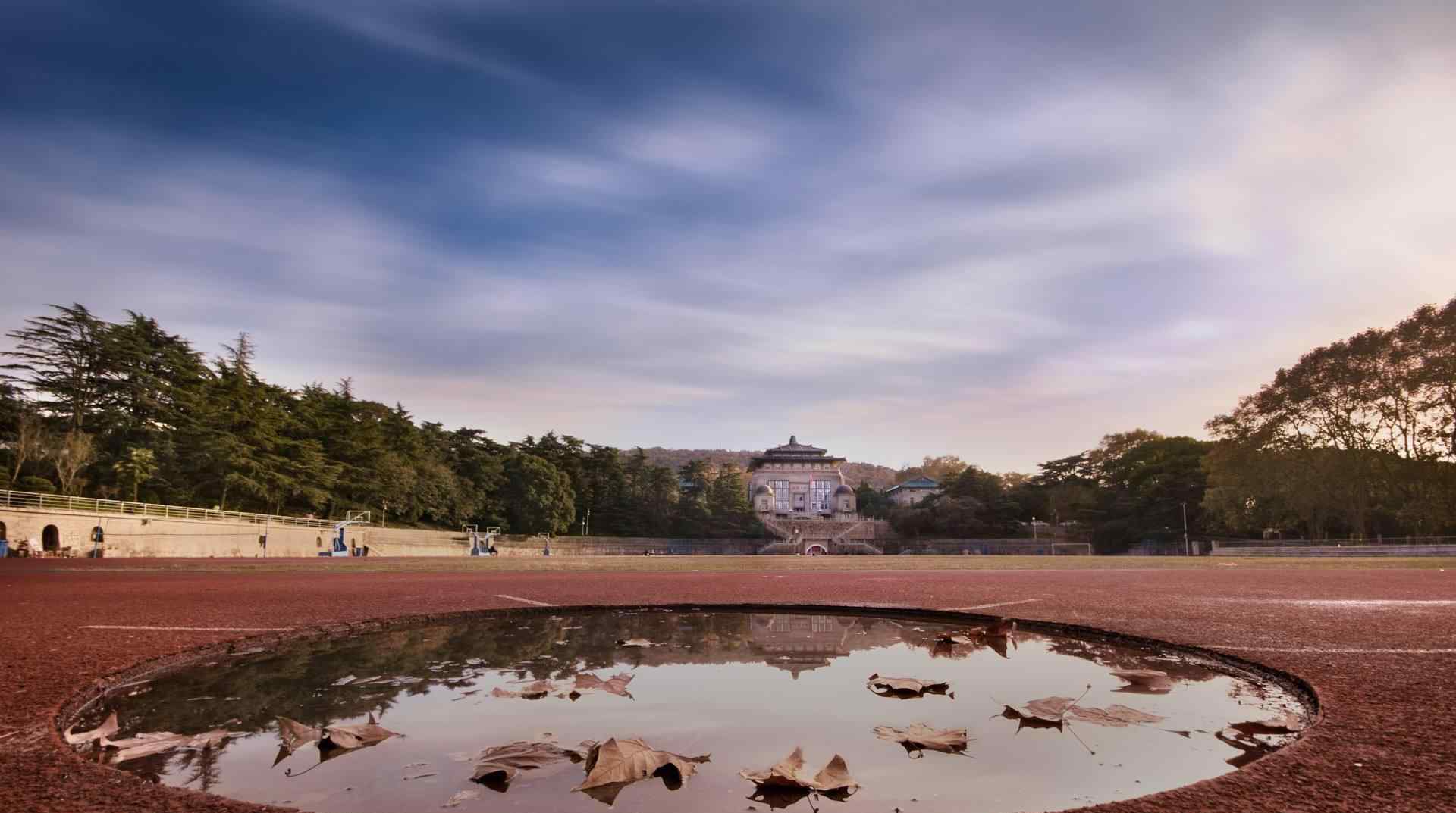 重慶城市學(xué)院 這兩所大學(xué)，名字聽起來像是在四川，實(shí)際上卻是在重慶，有點(diǎn)尷尬