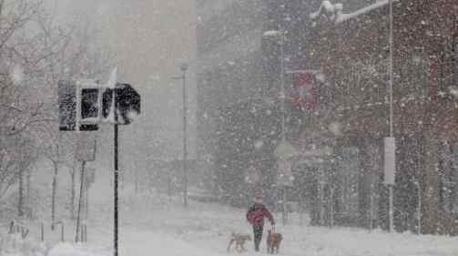 大學(xué)生在校園內(nèi)被狂風(fēng)暴雪吹走 暴風(fēng)雪天氣注意事項