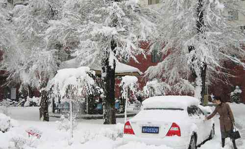 吉林暴雪鐵路工人火烤鐵軌除冰 吉林暴雪藍(lán)色預(yù)警信號(hào)