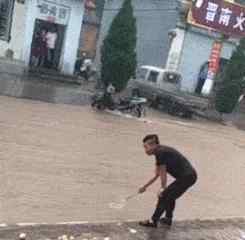 暴雨中男子用漏勺在門口撈蘋果 到底是什么狀況？