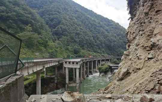 雅西高速一橋梁因山體垮塌斷裂 事件的真相是什么？