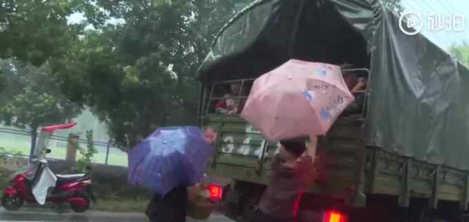 百姓冒雨追車(chē)送抗洪戰(zhàn)士熟雞蛋 具體是什么情況？