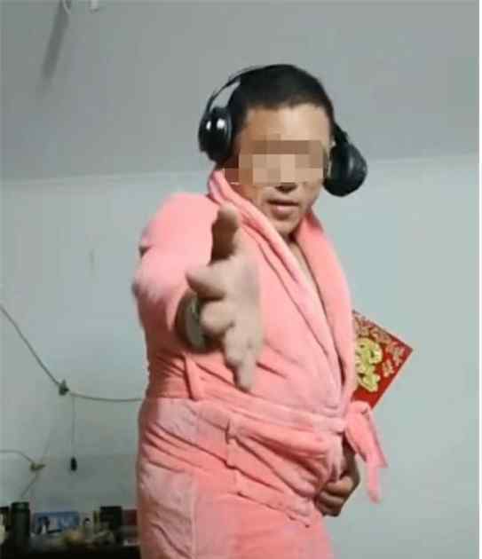 大叔穿女裝做主播 衣服全是偷的