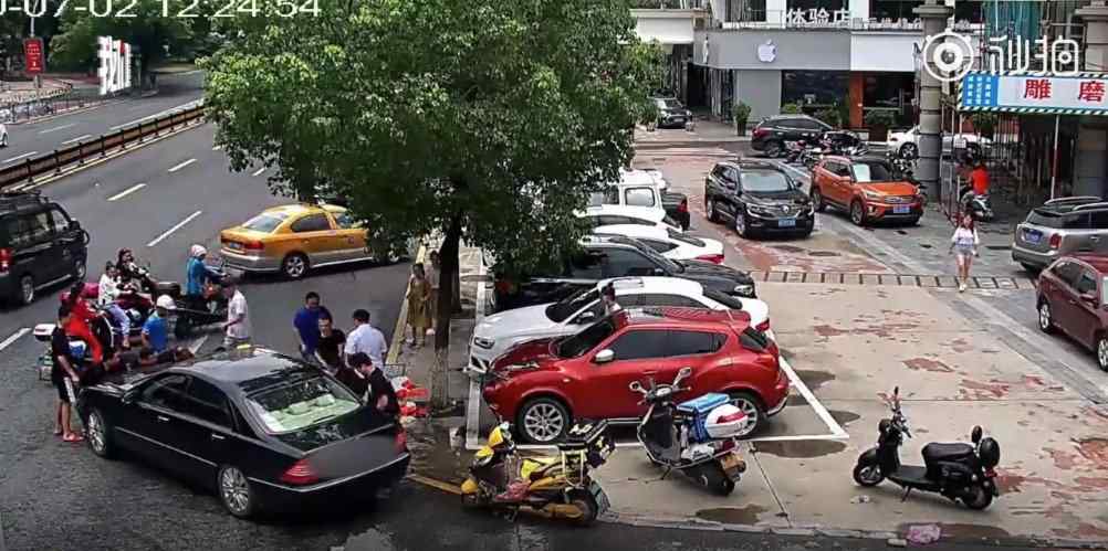 外賣小哥被撞卷車底路人抬車施救 還原事發(fā)經(jīng)過及背后真相！