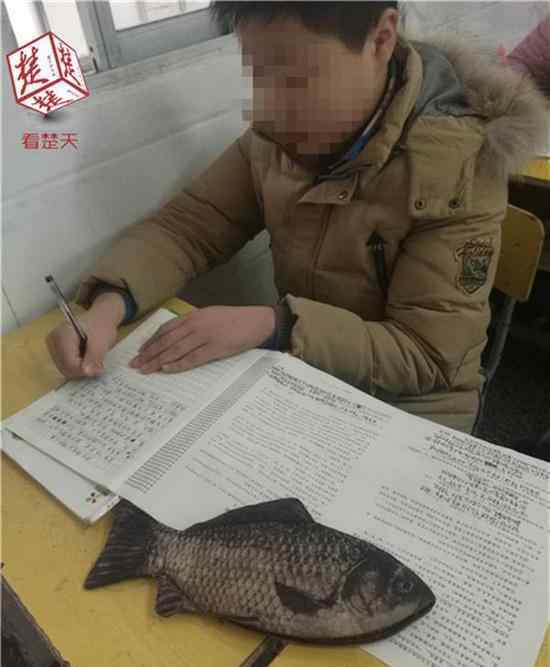 初中生帶條魚(yú)考試 這孩子是想“咸魚(yú)翻身”嗎？