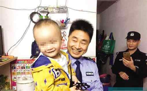 3歲男童身卡4樓 警察輔警和熱心街坊幫忙終于化險為夷！