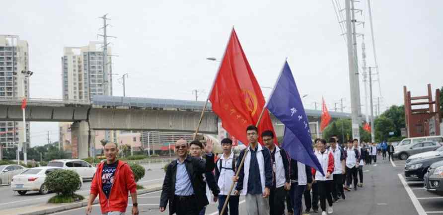 湖北千名高中生開學(xué)先吃苦 寒風(fēng)中徒步七小時(shí)倉庫里打地鋪睡四晚