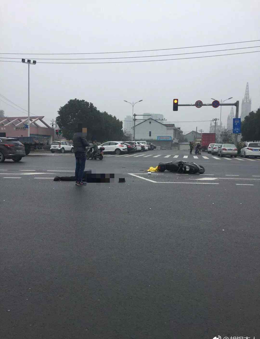 余姚車(chē)禍 砰！余姚發(fā)生一起車(chē)禍，有人飛了出去，但愿平安