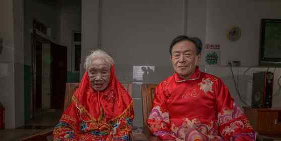 75歲兒子扮父圓母婚紗夢 因父親過世得早拍婚紗照成母親一大遺憾！