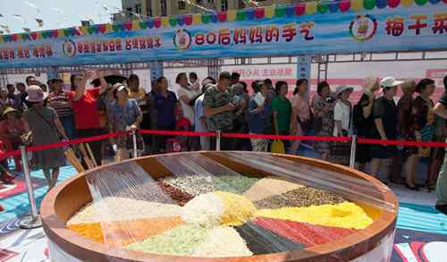 吉林千人同吃拌飯 3米的巨型木制朝鮮族鍋拌飯亮相延吉