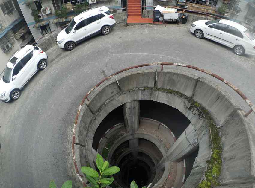 重慶一小區(qū)停車要下5層樓 轉(zhuǎn)暈司機