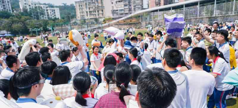 高中組織枕頭大戰(zhàn) 到底是什么狀況？