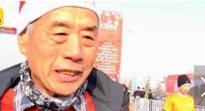 73歲老人替孫女跑馬拉松 自己因超齡無(wú)法參加比賽