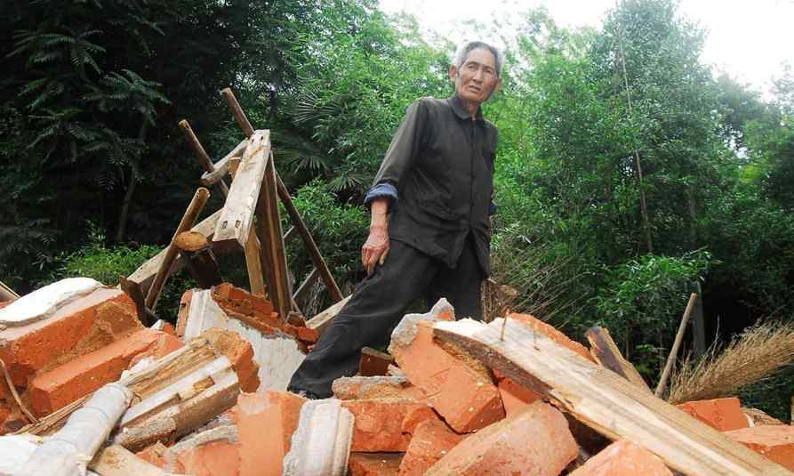 安徽73歲獨居老人房屋被強拆 狂風暴雨夜老人被拖屋外無家可歸