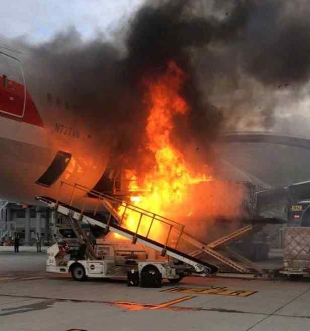 香港機場客機起火 暫未知傷亡情況