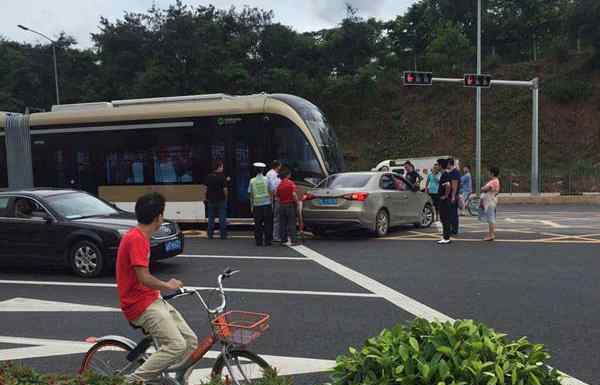 一次車禍近2000萬(wàn)元 有軌電車與一輛小車發(fā)生碰撞