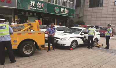 警車違停被拖走 司機(jī)拒絕出示駕照