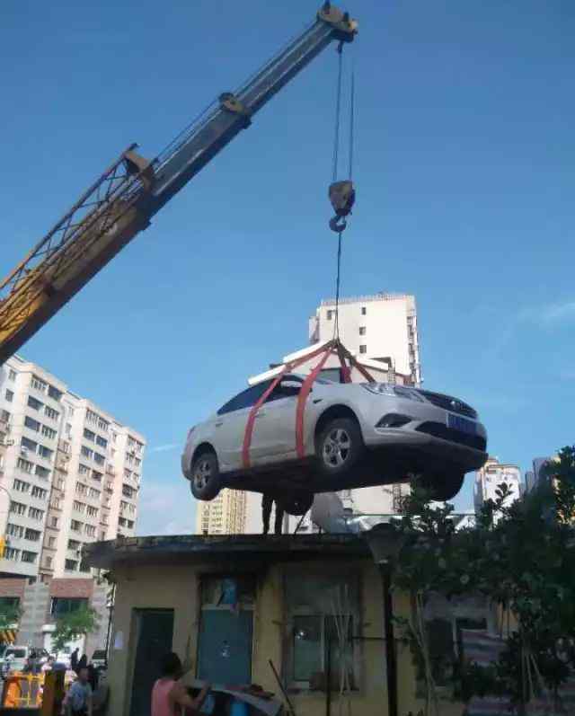 女司機(jī)停車堵門 物業(yè)找吊車把轎車吊上屋頂