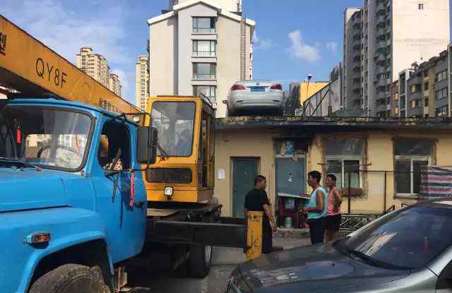 女司機(jī)停車堵門 物業(yè)找吊車把轎車吊上屋頂