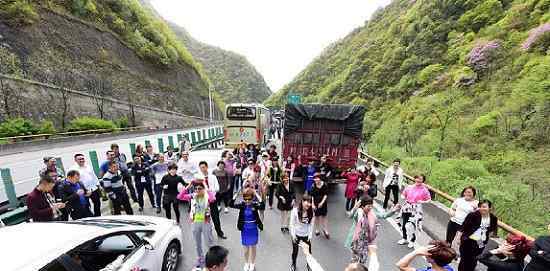 高速堵車乘客跳舞 為驅(qū)散堵車心煩