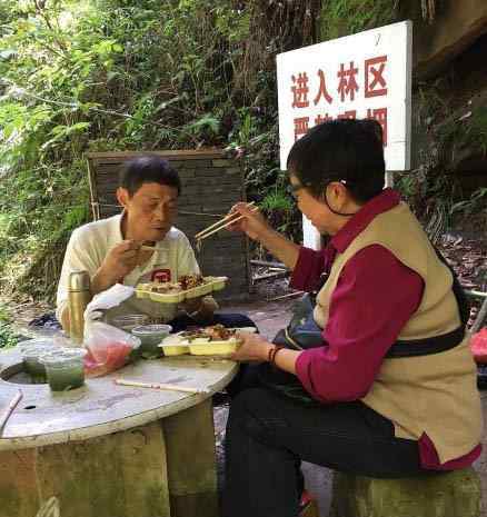 殘疾夫妻親手修出兩條路 為讓村民和孩子們出入方便