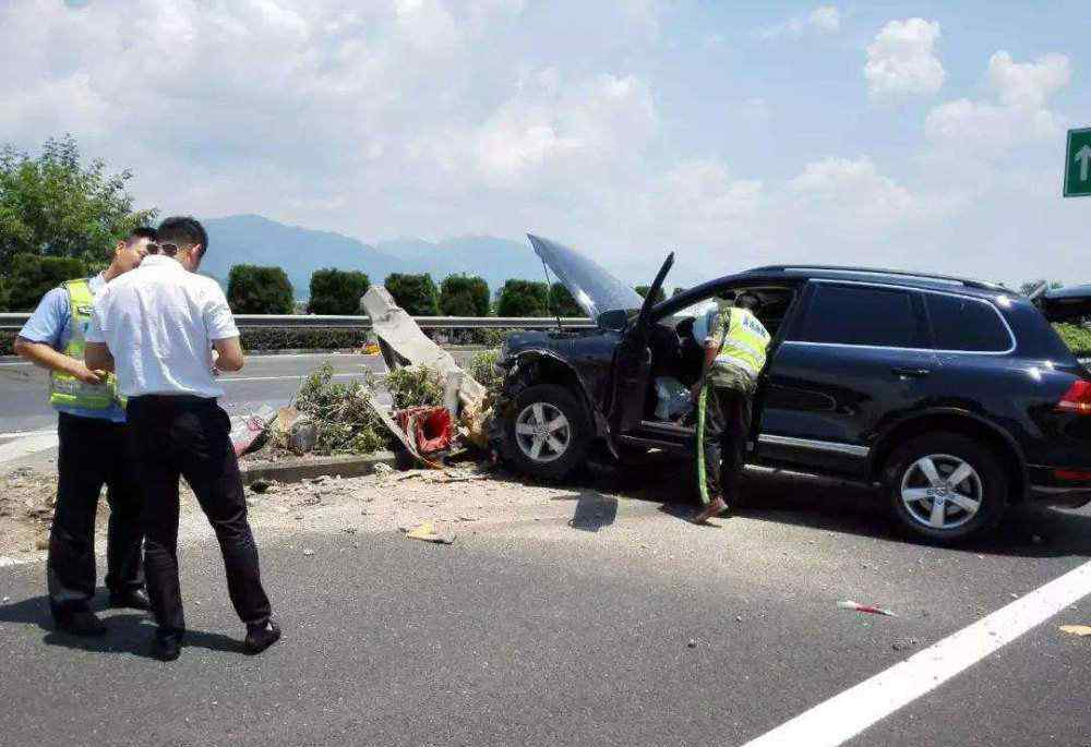 英國(guó)將全面禁止開車用手機(jī) 過程真相詳細(xì)揭秘！