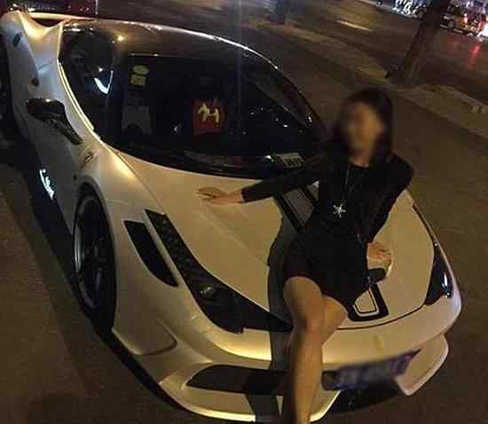 女子穿高跟鞋爬豪車拍照 車主怒吼“滾下來”！